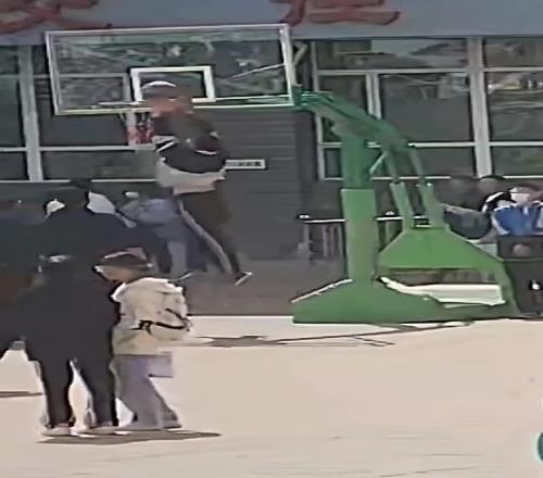 卧槽!看着平平无奇,你突然给我来了一记双手暴扣!