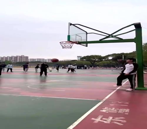 简直炸裂啊!小伙这一扣要是上扣篮大赛,不得拿满分啊!