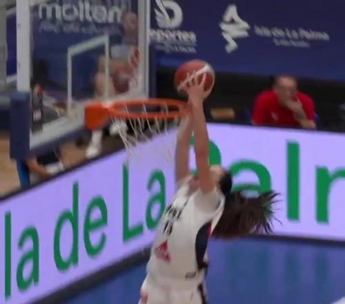 解说都震惊了!U18欧锦赛法国18岁女篮小将快攻双手炸扣