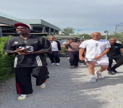 博格巴也是好起来了,能和齐达内一起参加活动了,齐祖真低调