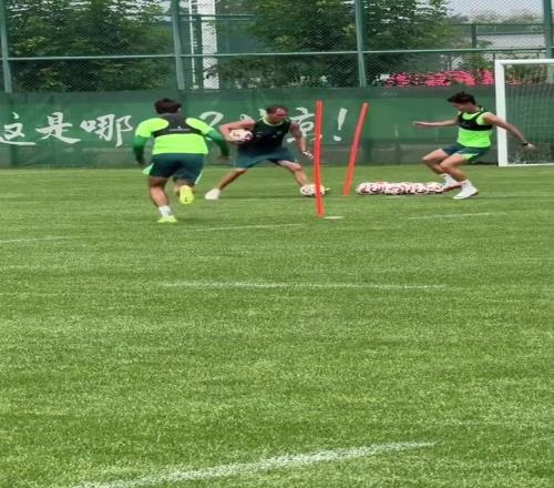 训练场实拍:国安两大伤员杨立瑜和林良铭均已回归