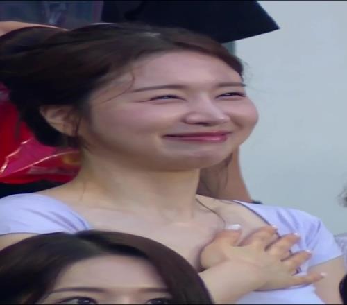 你喜欢哪一类型东亚杯赛场边的韩国美女