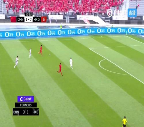 王钰栋凭速度猛冲中国香港后防,可惜传给张玉宁的力道小了
