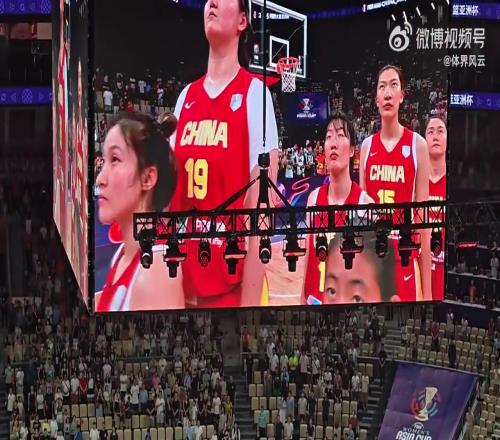 女篮亚洲杯开场现场女球迷与中国女篮队员们齐唱国歌