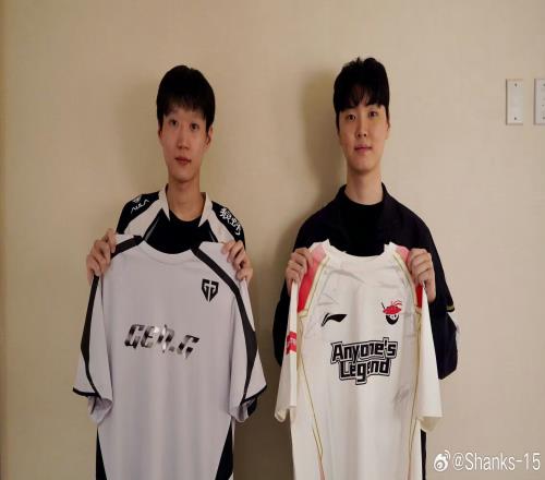 超威也是好起來了能和四皇合照了！Shanks與Chovy交換隊服