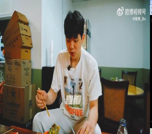 不要果子！杨瀚森狂炫煎饼：我跟我琦哥也是梦幻联动了