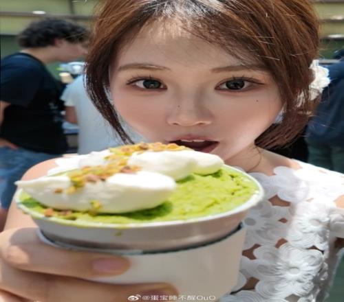 主播蛋宝晒照：开在美国时代广场中心的喜茶lab味道确实不错！