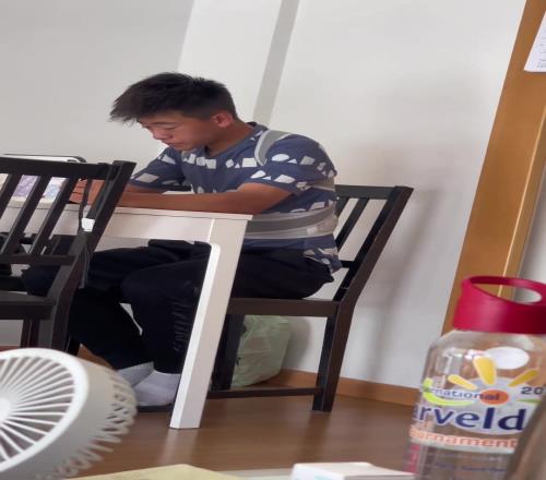 硬核鄺兆鐳家人放出學西班牙語片段，這口音聽起來好有趣
