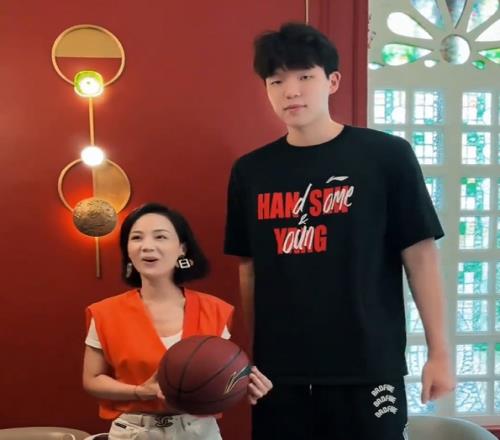 杨瀚森带着女友一起打卡七号私厨并给美女球迷签名合影