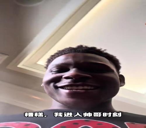 自恋一下!华子对自己的新发型很满意嘛