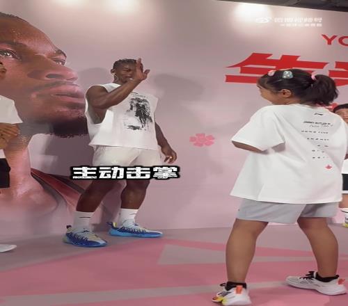 媒体人贾磊女儿在巴特勒面前秀运球技术并与巴特勒击掌