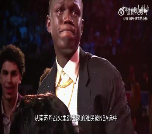今年最励志的新秀!杨瀚森当选的时候,马卢阿奇第一时间上前祝贺