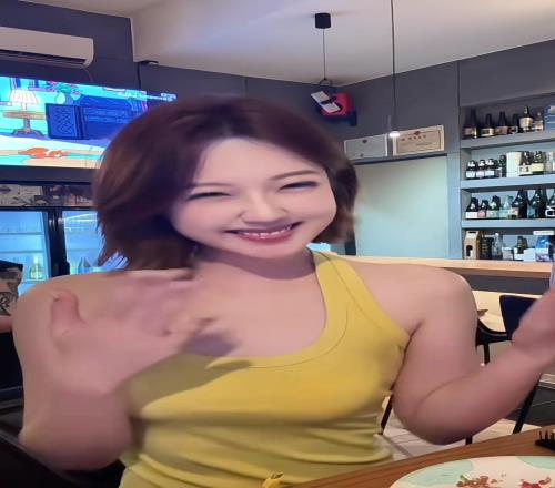 在吸引谁呢云南玉昆美女主持在夜店喝小酒跳小舞,美滋滋