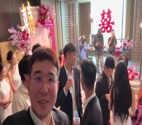 刘传兴结婚啦!他跪着都快比旁边小姐姐站着还高啦
