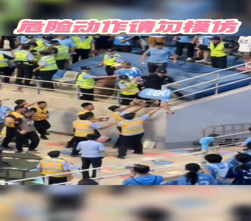 吓人!网传毛伟杰粉丝面对大连球迷骂偶像,激情之下掉下看台
