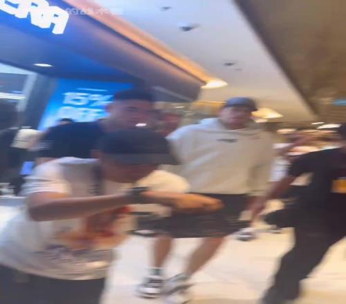 人气很高啊!里夫斯来到马来西亚球迷很热情!