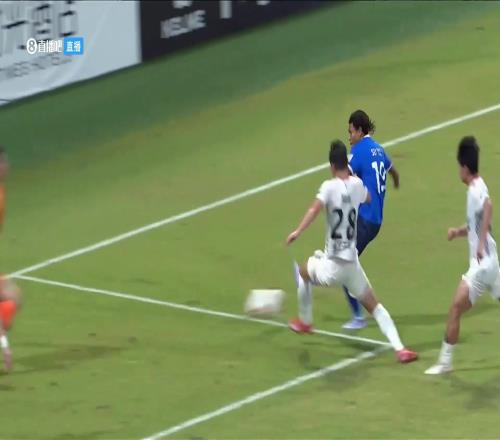 这球太逆天了中甲深圳球员禁区内上演极限1v4破门!