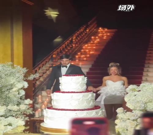 托纳利结婚啦!小伙双手搂着老婆,这一身婚纱真好看
