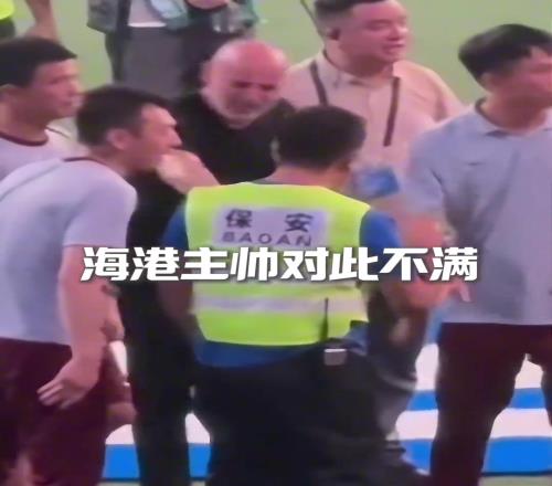 比赛中多名海港球员踩踏申花元素标志,后续女记者劝阻时被打