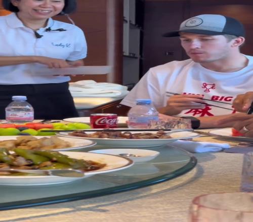 已经习惯中国饮食里夫斯居然已经可以如此熟练地使用筷子了