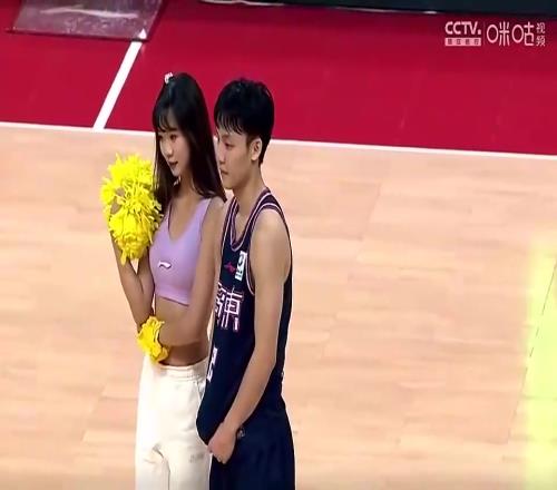 被实名举报YP多人+欠百万赌债!徐杰此前在场上与啦啦队美女合影