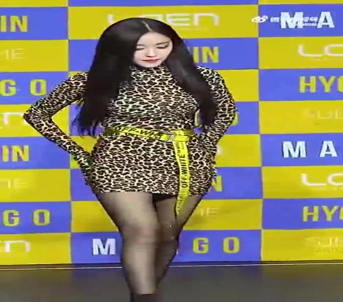 这都分手黄义助前女友一身黑色紧身服现身活动现场