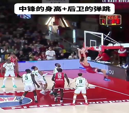 罚球线前一点点起跳!扣了个这么炸裂的