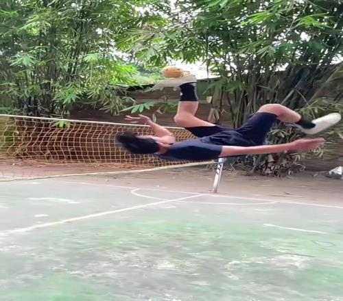 倒鉤還能有假動作，這空中倒著虛晃一槍真是太屌了