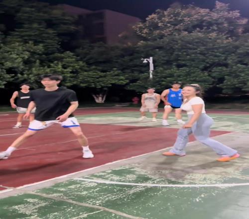 旁邊的兄弟：到我了，到我了！到我對(duì)位她了！