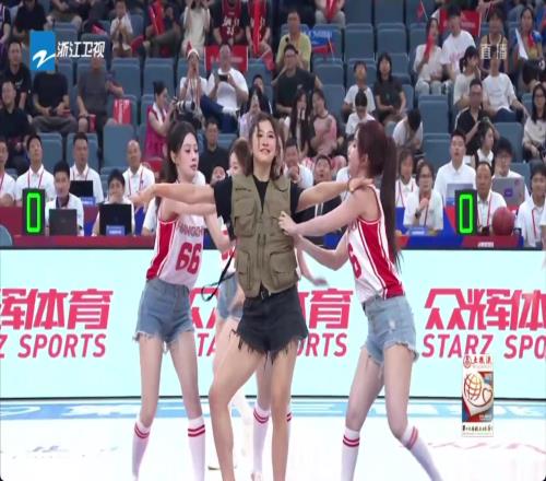 哇,好会跳啊!姚基金中场啦啦队表演,吴艳妮惊艳亮相!