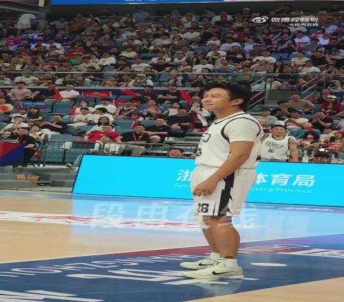 笑死!邓超一条龙上篮惨遭库兹马大帽,随后一脸无奈站在篮下