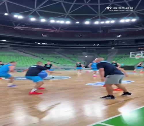 斯洛文尼亞男籃隊(duì)內(nèi)玩搶球大戰(zhàn)，東契奇膝蓋看上去沒啥大問題