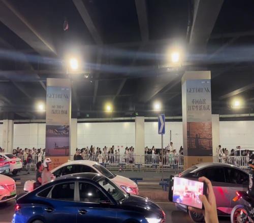 网友实拍重庆追星疯狂盛况配文:太疯狂了真的有人看到库里了吗