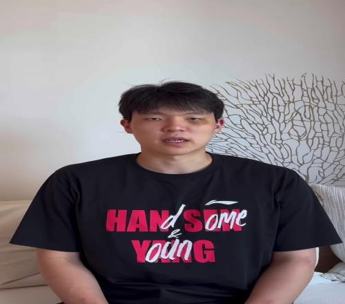 臥槽，眼睛被撞烏青！楊瀚森曬自拍：盧卡新賽季見！