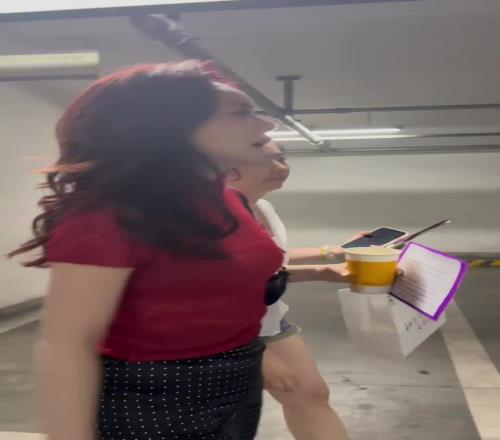 美娜:欢迎收看53岁女主持人高能量的一天