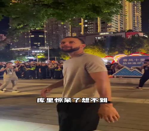 感受一下中国球迷的热情!库里被凌晨沿街等待的球迷给惊呆了