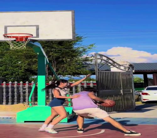 1v1背打女生防守这是多少球迷梦寐以求的玩法