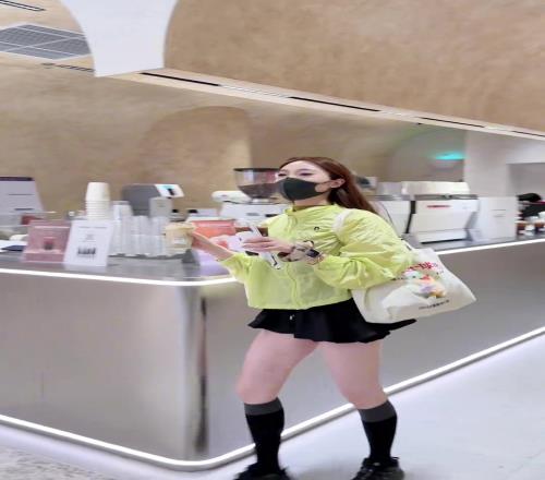 这该死的甜美苏超美女都这么好看啊,这么热的天还穿高筒袜
