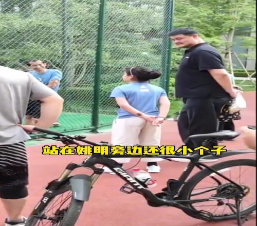 姚明女儿身高长得真快!几年前还是小不点现在已经比妈妈还高