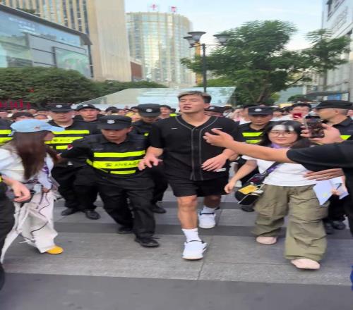 郭艾伦重庆行被大批球迷追随感觉比库里中国行还受欢迎啊