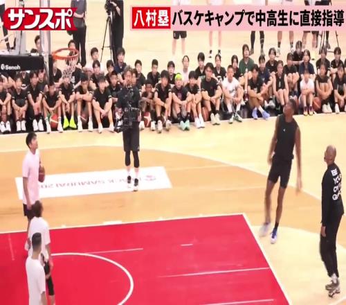 这持球单打技术貌似进步了!八村在日本高中向学生们展示跳投技术