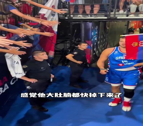 这就是NBA第一人吗约基奇热身赛摸着大肚腩这身材真的是谜