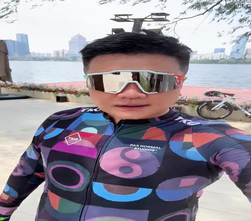 主教练也爱骑行!李金羽:一早骑了40公里,新买的骑行服有点花花