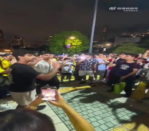 多大仇C罗球迷在球场外拍摄辱骂梅西的视频