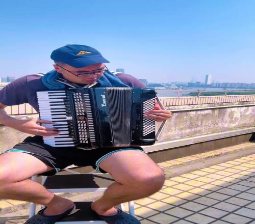 体音美全面发展张兆旭晒弹手风琴视频:换赛道了家人们