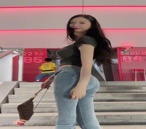 美女第一次现场看球,海港主场这氛围真的太棒了