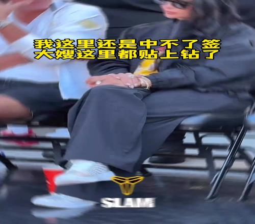 科嫂瓦妮莎上脚了科比3的施华洛世奇版本,高贵典雅!