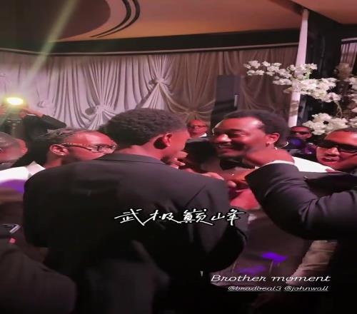 “曾经的奇才双枪沃尔现身好兄弟比尔婚礼”