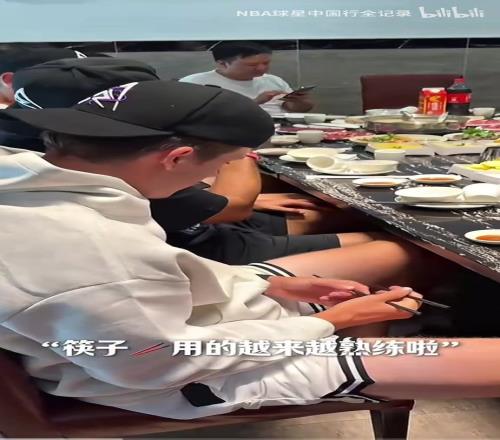 入鄉(xiāng)隨俗！名場面：里夫斯中國行吃火鍋，展現(xiàn)用筷子的功力！