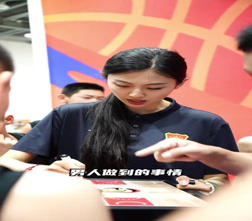 超绝女教练指挥时气场两米八!颜值逆天场下又超暖心